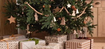 Comment décorer un sapin artificiel dans un style nature ?