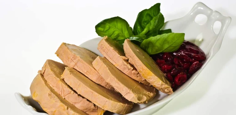 Foie gras maison sur son lit de framboise