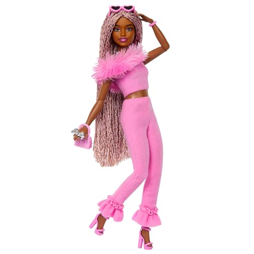 Barbie Deluxe Style Poupée en Tenue Tendance Barbiecore, Tre